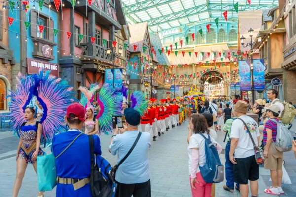 Đoàn diễu hành Carnival rực rỡ sắc màu tại phố đi bộ Grand World Phú Quốc