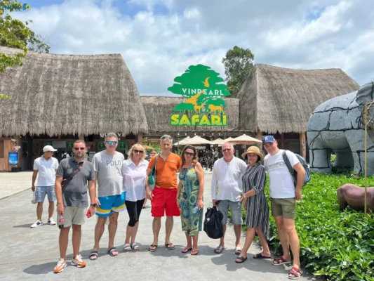 Nhóm du khách chụp ảnh kỷ niệm trước cổng vào Vinpearl Safari Phú Quốc