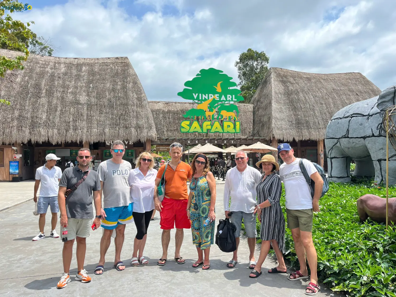 Nhóm du khách chụp ảnh kỷ niệm trước cổng vào Vinpearl Safari Phú Quốc