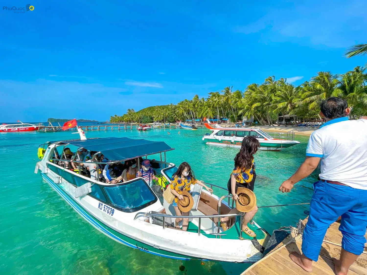 Du khách đi cano cao tốc trải nghiệm tour 4 đảo đi bộ dưới biển