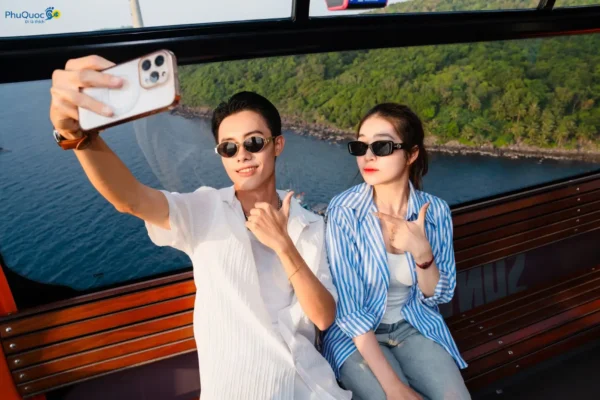 cặp đôi chụp ảnh check-in trong cabin cáp treo hòn thơm phú quốc