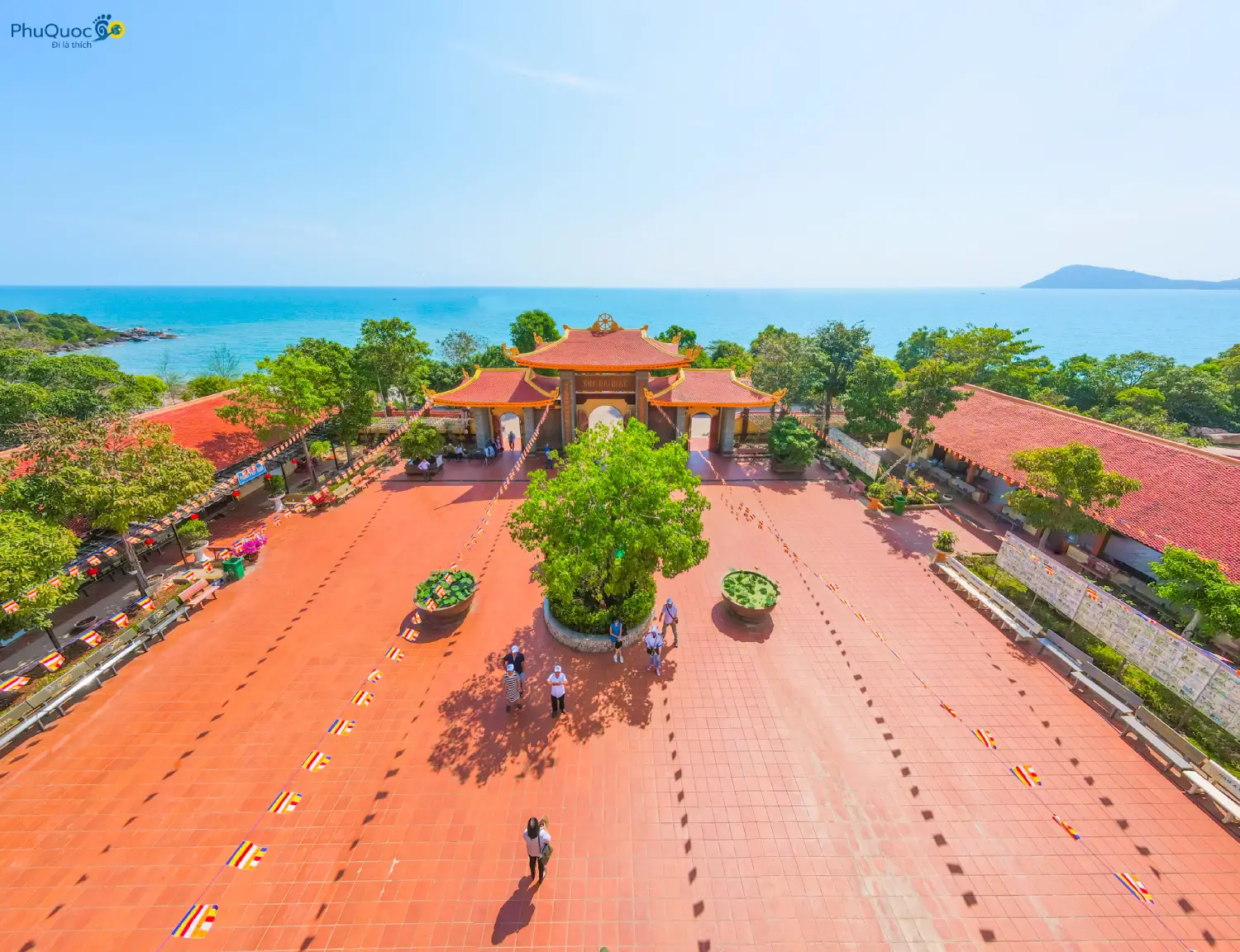 Chùa Hộ Quốc Phú Quốc hướng nhìn ra biển từ sân chánh điện