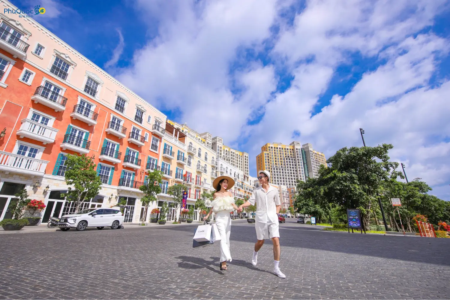 Du khách check-in rực rỡ tại không gian kiến trúc Địa Trung Hải của Thị Trấn Hoàng Hôn