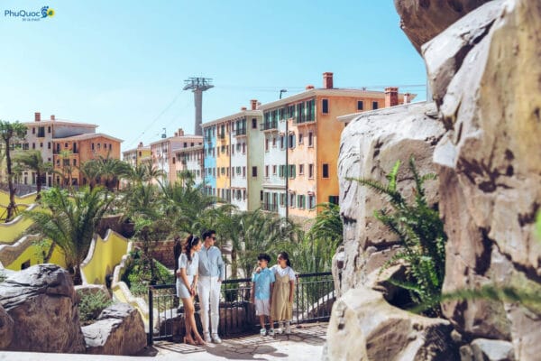 Gia đình lưu giữ khoảnh khắc check-in tại các con ngõ nhỏ sắc màu phong cách Ý ở Địa Trung Hải Phú Quốc
