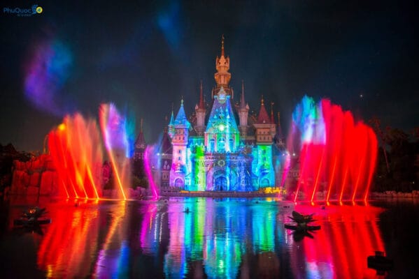 Mãn nhãn với tiết mục nhạc nước phun cao kết hợp ánh sáng đa sắc màu của Show Once tại lâu đài trung tâm
