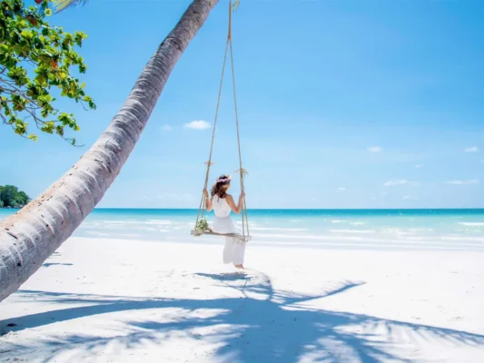 Khách du lịch thư giãn tại bãi Sao
