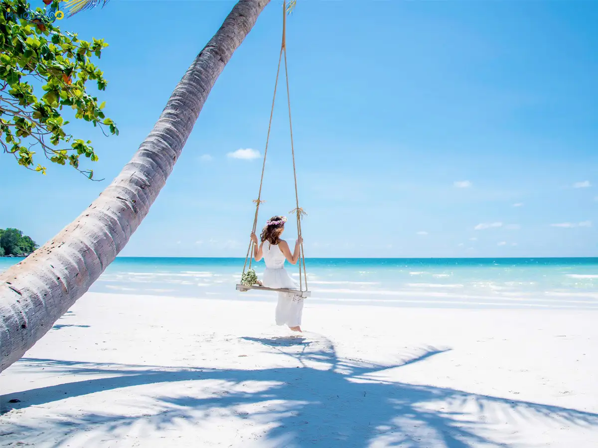 Khách du lịch thư giãn tại bãi Sao