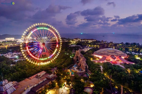 Toàn cảnh công viên chủ đề lung linh về đêm nhìn từ flycam với vòng quay ngắm cảnh khổng lồ và Cung điện Hải Vương hình rùa biển phát sáng rực rỡ