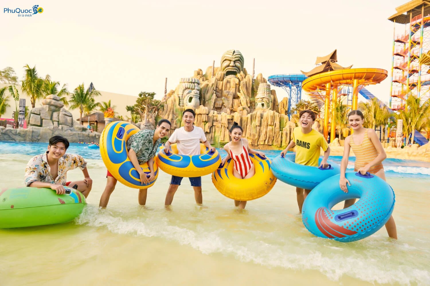 Nhóm bạn trẻ vui chơi thả ga với phao bơi tại bể tạo sóng công viên nước trong VinWonders Phú Quốc