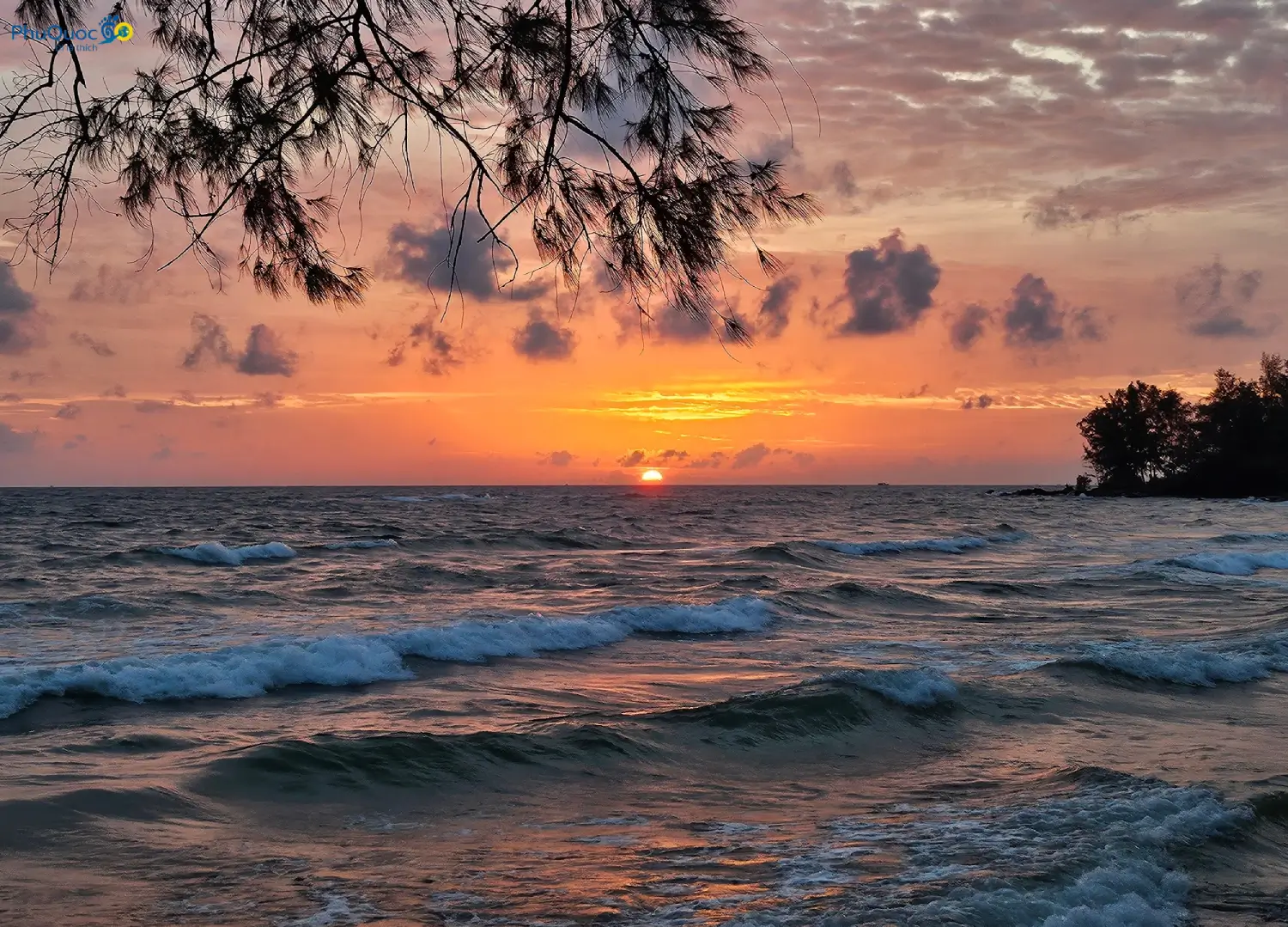 A peaceful sunset over the rocks at Ong Lang Beach in Phu Quoc