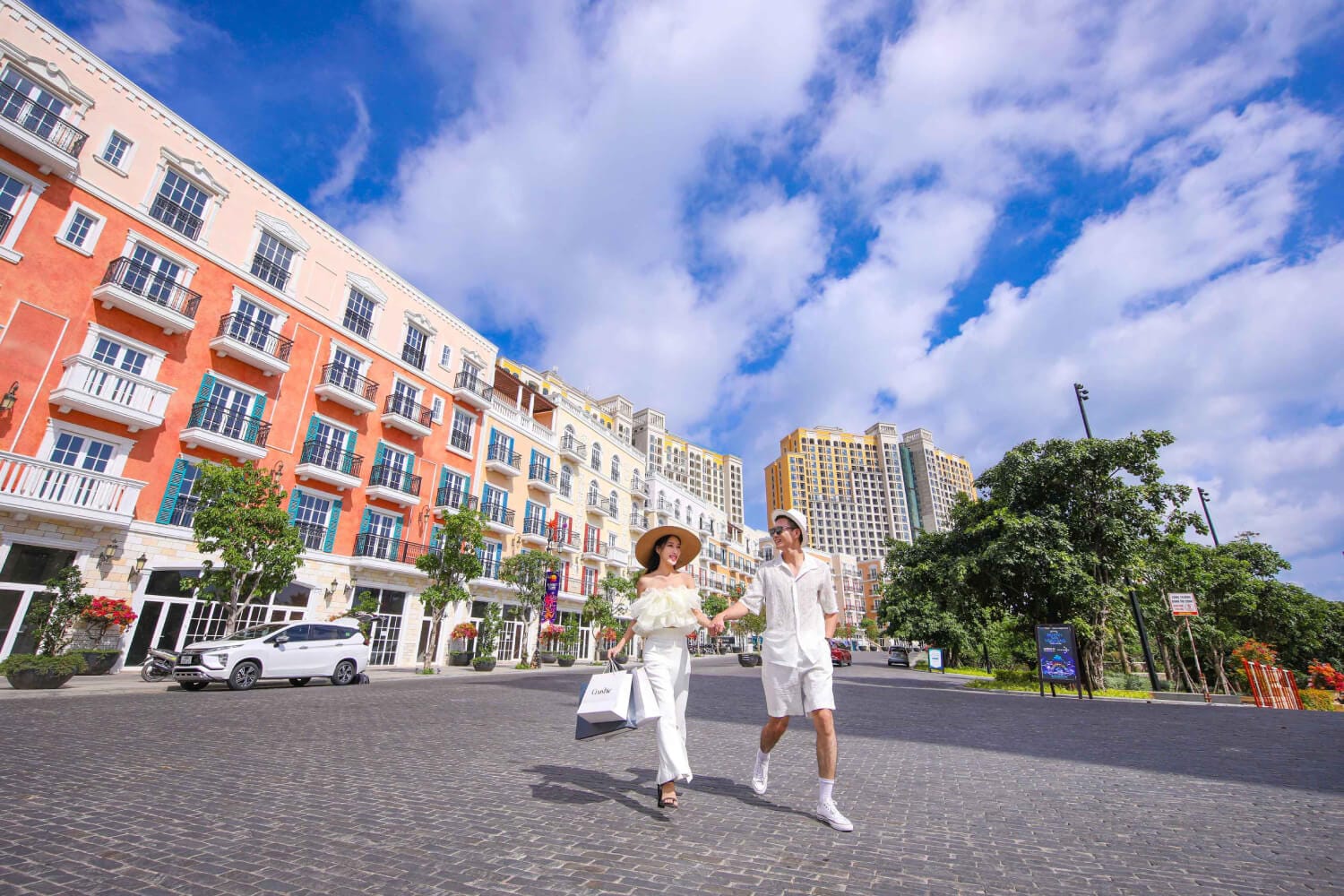 Du khách check-in tại con đường dốc lát đá với tường sơn giả cổ tại Sunset Town Phú Quốc.