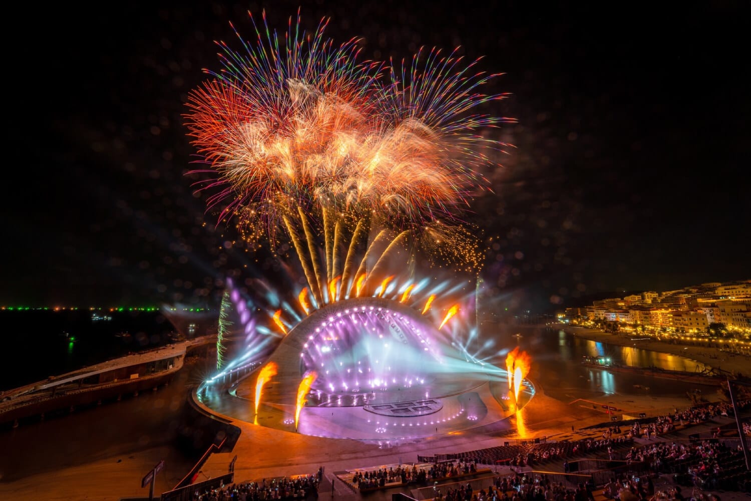 Sân khấu hoành tráng với lửa, nước và pháo hoa của show Kiss of the Sea tại Sunset Town