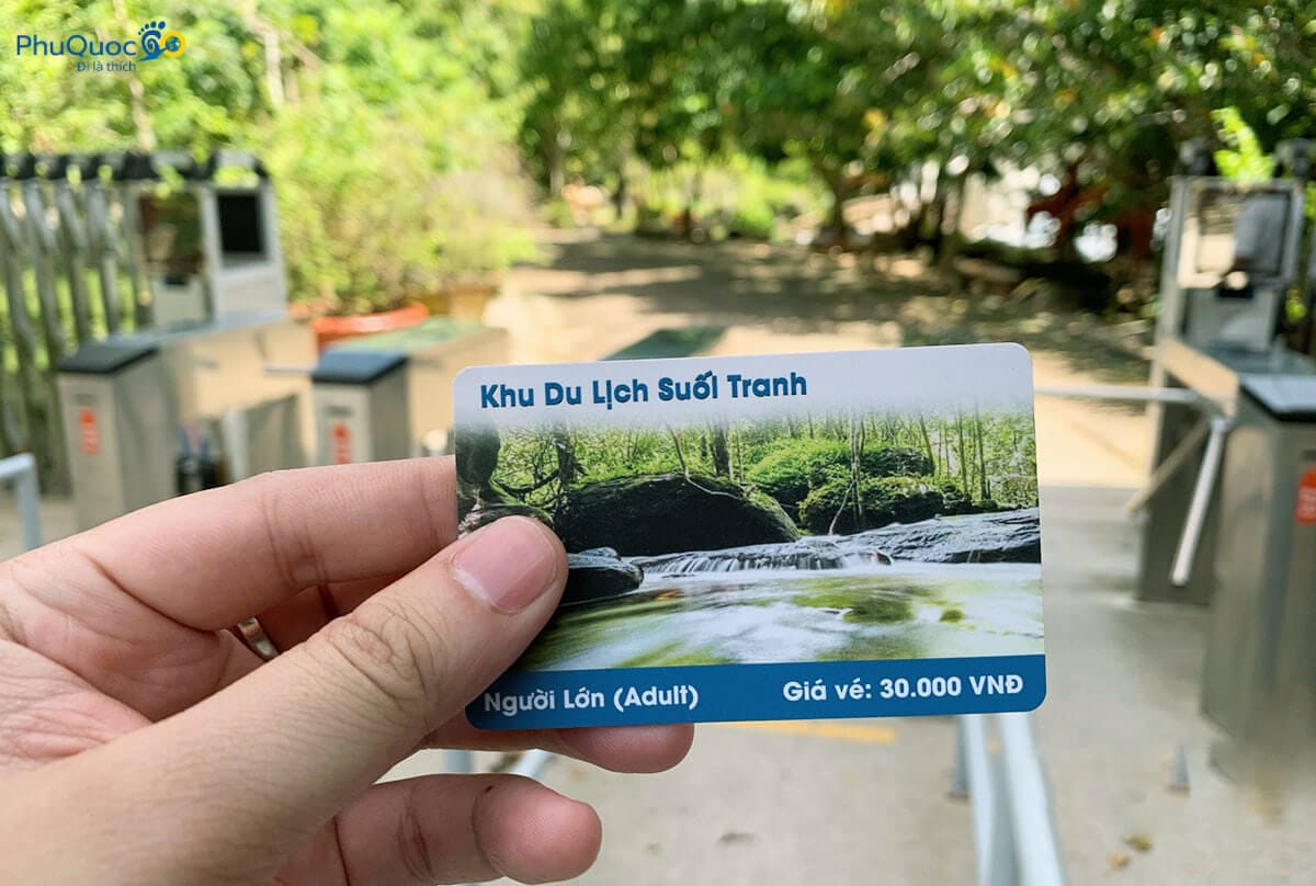 Cận cảnh bảng giá vé niêm yết tại cổng Khu du lịch Suối Tranh Phú Quốc năm 2026