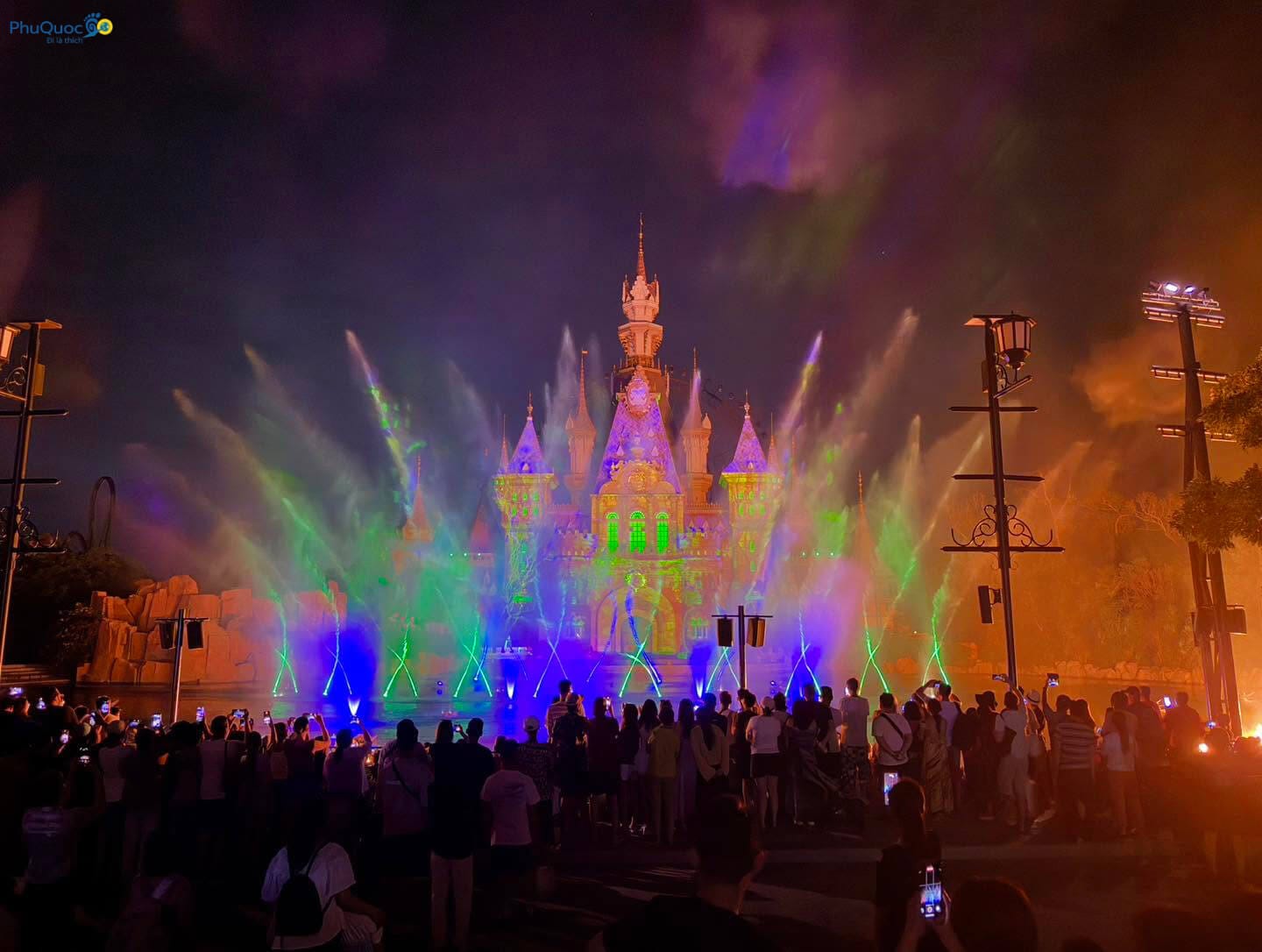 Quảng trường Phượng Hoàng Lửa lung linh vào giờ diễn Show Once