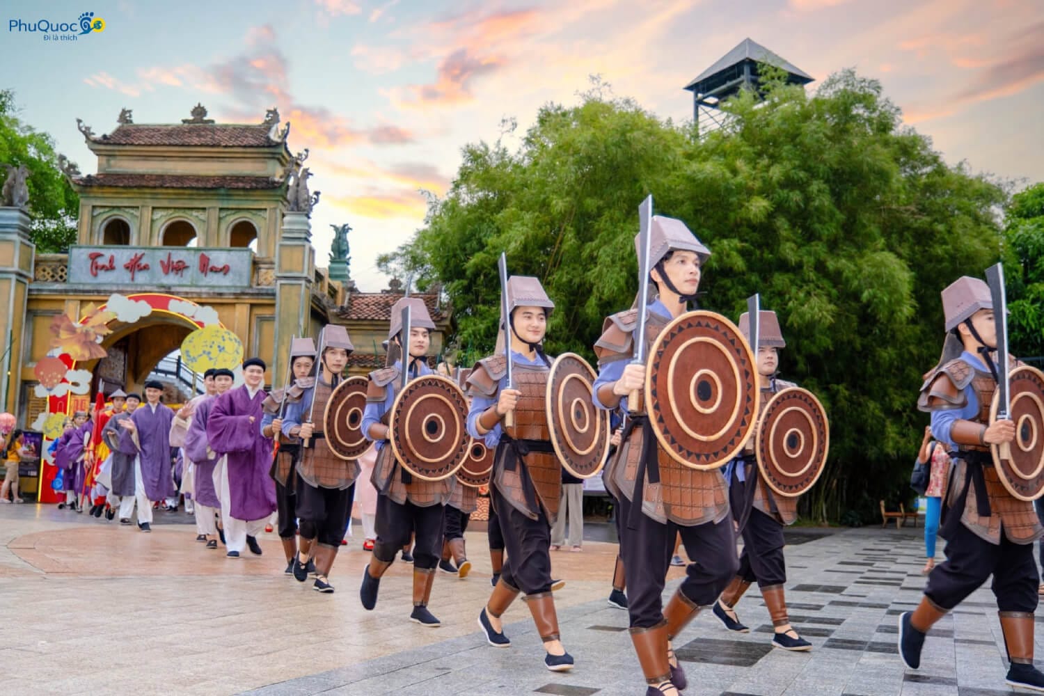 Diễn viên mặc cổ phục tái hiện văn hóa dân gian trong chuỗi hoạt động mini show ban ngày