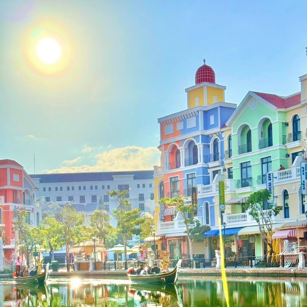 Khung cảnh du khách chèo thuyền Gondola trên dòng Venice Phú Quốc khu kênh đào rực rỡ sắc màu ban ngày