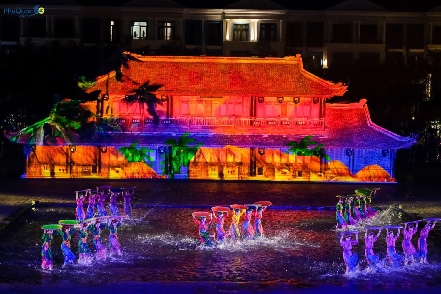 Toàn cảnh sân khấu mặt nước trong đêm của show tinh hoa việt nam ở Bắc đảo