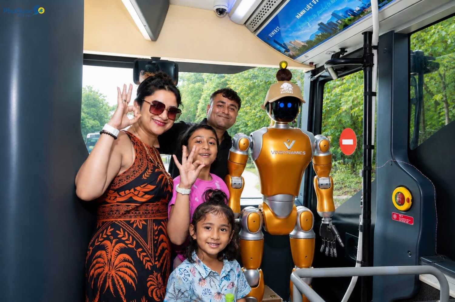 Robot hình người Dyno của VinDynamics tương tác cùng du khách tại Vinpearl Safari Phú Quốc