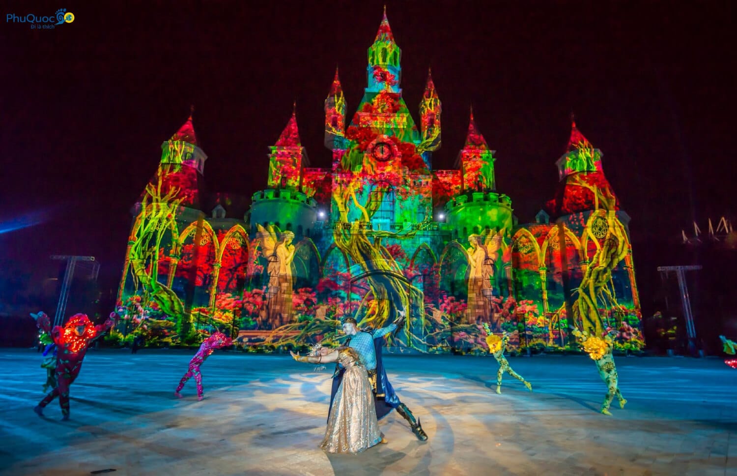 Các diễn viên biểu diễn nghệ thuật trong chương trình Show Once Phú Quốc