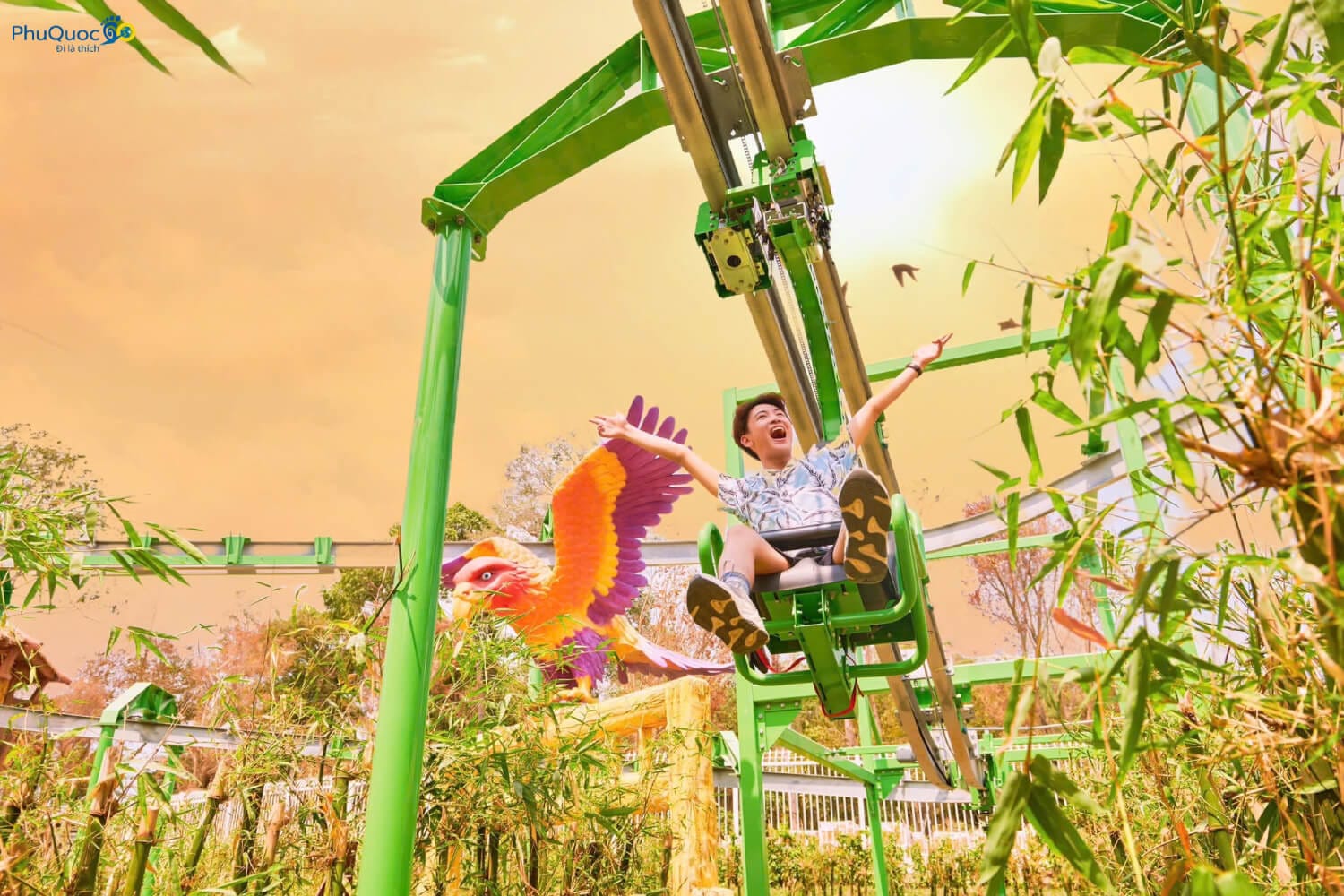 Du khách tham gia trò chơi Thế giới diệu kỳ Sải Cánh Đại Bàng tại Khu rừng huyền bí