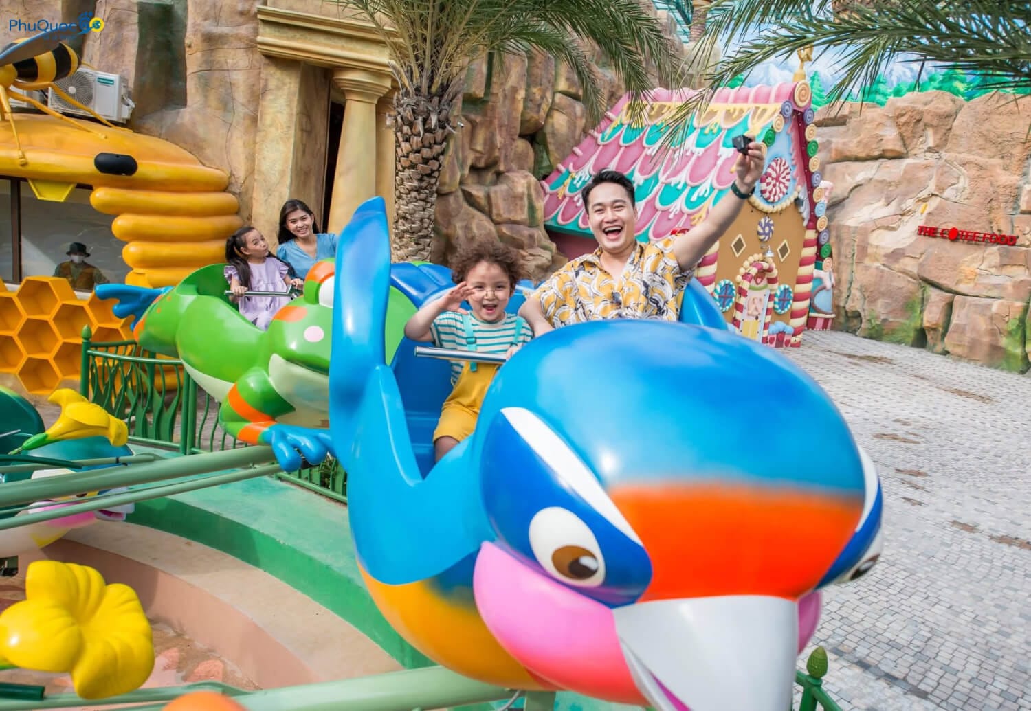 Vòng quay Thumbelina sắc màu tại khu cổ tích VinWonders thuộc Vương quốc kỳ thú