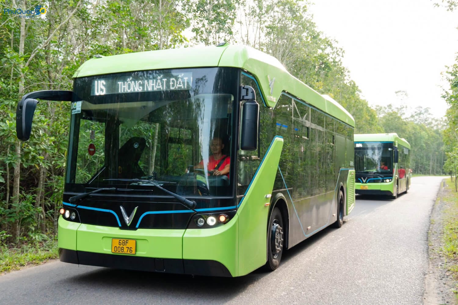 Xe bus điện Vinpearl màu xanh đưa đón du khách miễn phí từ Dương Đông lên Bắc Đảo Phú Quốc