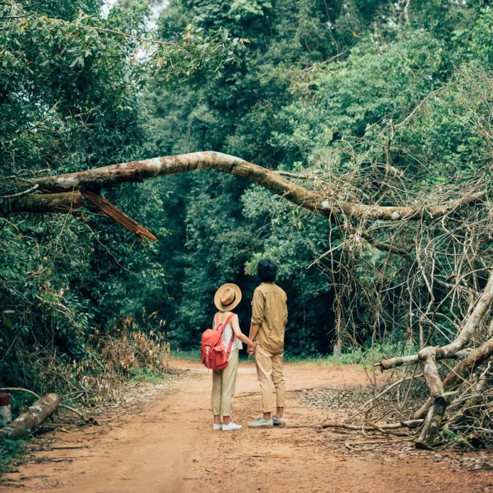 Cặp đôi trekking trên đường mòn rừng nguyên sinh Vườn Quốc gia Phú Quốc