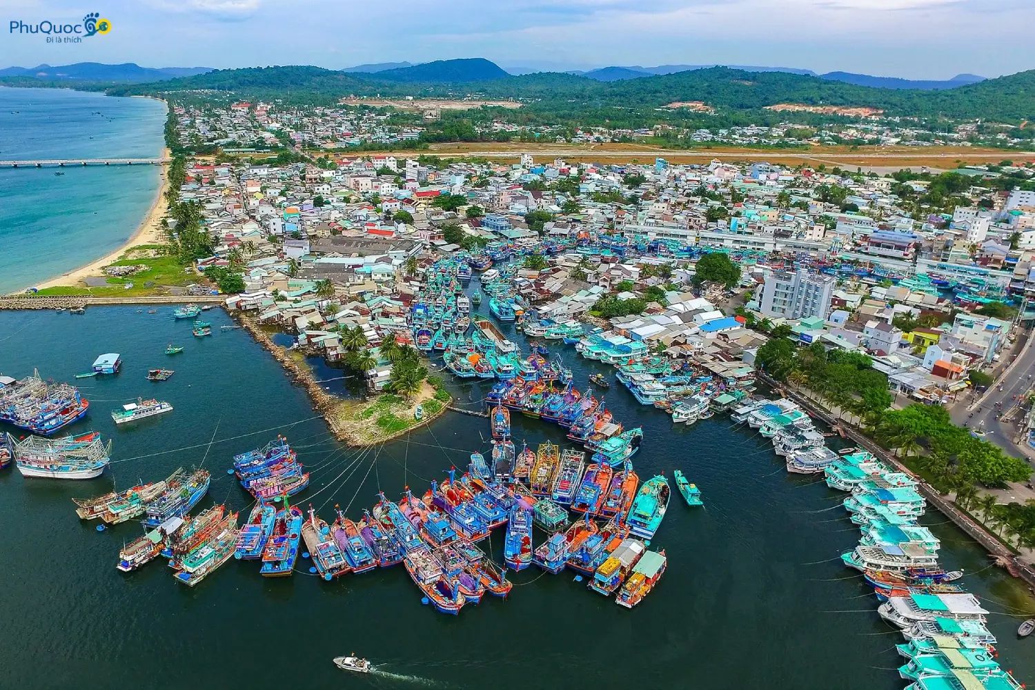 Tàu cá ngư dân neo đậu nhộn nhịp tại âu thuyền hạ lưu sông Dương Đông Phú Quốc