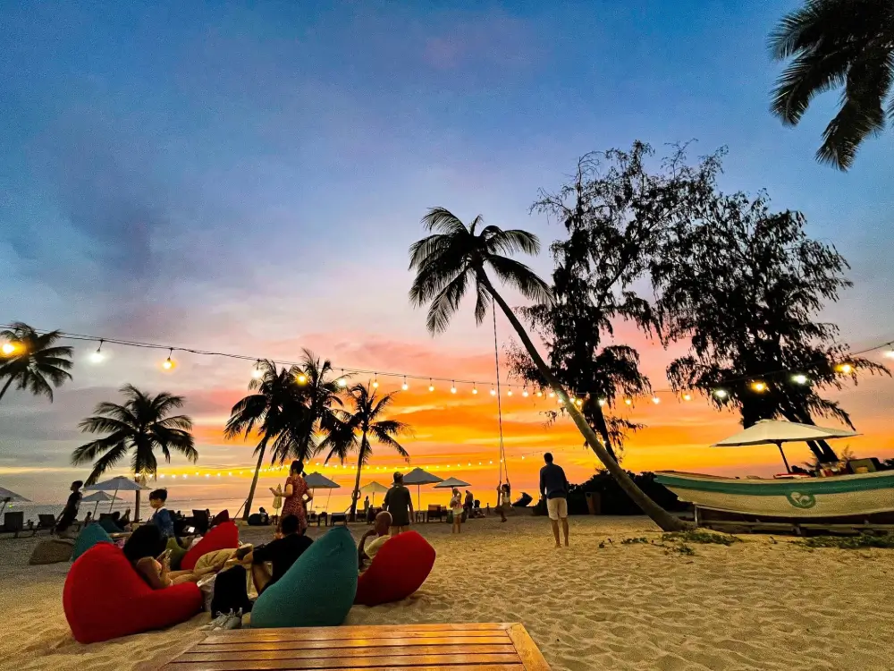 Khung cảnh ngắm hoàng hôn tại một beach club Phú Quốc cho gia đình và cặp đôi