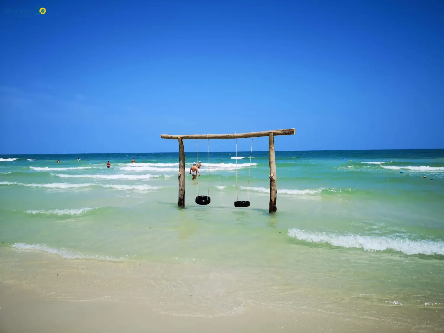 Bãi Sao Phú Quốc ở bờ Đông nước biển xanh trong và êm sóng trong mùa gió Tây Nam