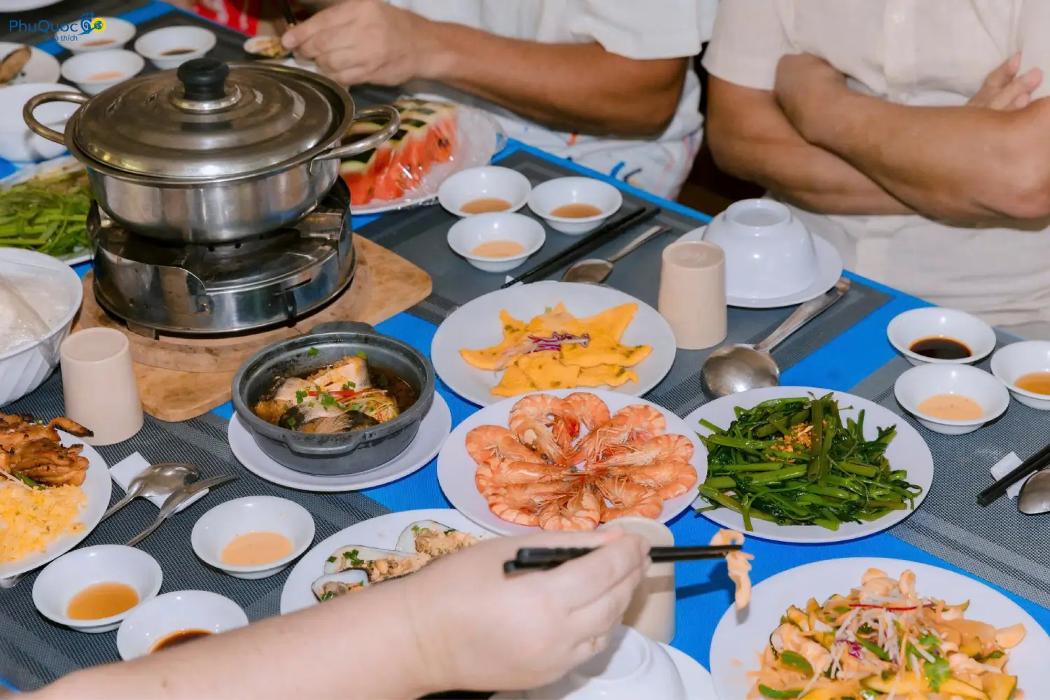Bữa trưa hải sản 7 món tươi ngon chế biến trực tiếp trên tàu gỗ Phú Quốc