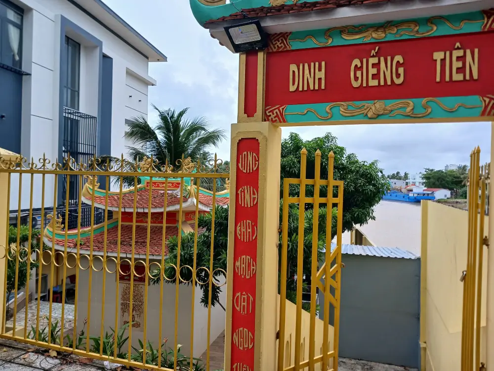 Cổng Dinh Giếng Tiên nằm sát bờ sông Dương Đông tại đường 30 Tháng 4 Phú Quốc