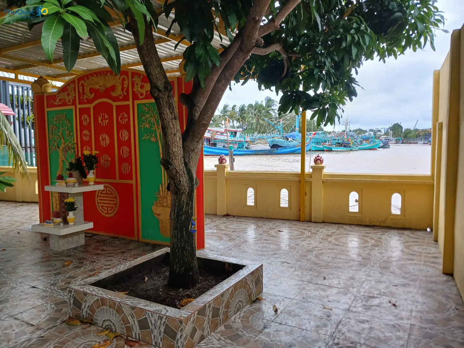 Khung cảnh Dinh Giếng Tiên nằm yên bình bên tả ngạn sông Dương Đông Phú Quốc.