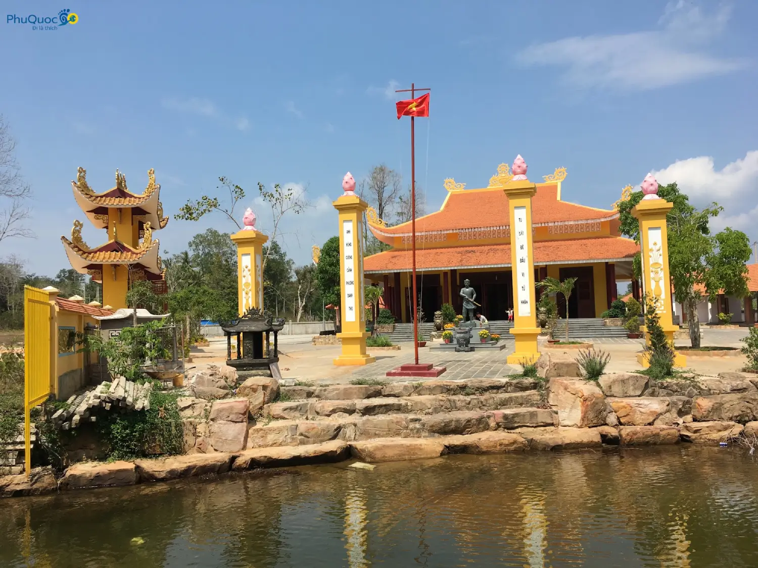 Đình thần Nguyễn Trung Trực Cửa Cạn nép mình tĩnh lặng bên bờ sông Cửa Cạn