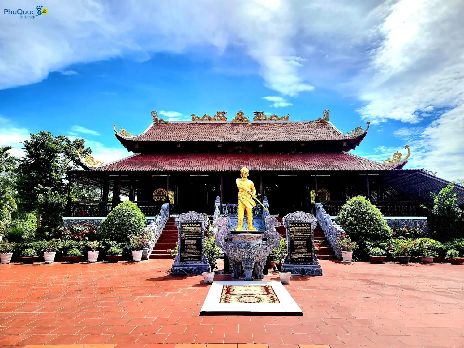 Khuôn viên rộng lớn và bề thế của Đình thần Nguyễn Trung Trực Gành Dầu sát bờ biển