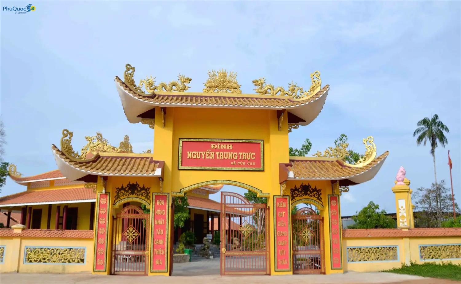 Khung cảnh yên bình tại Đình thần Nguyễn Trung Trực Phú Quốc nhìn từ cổng chính