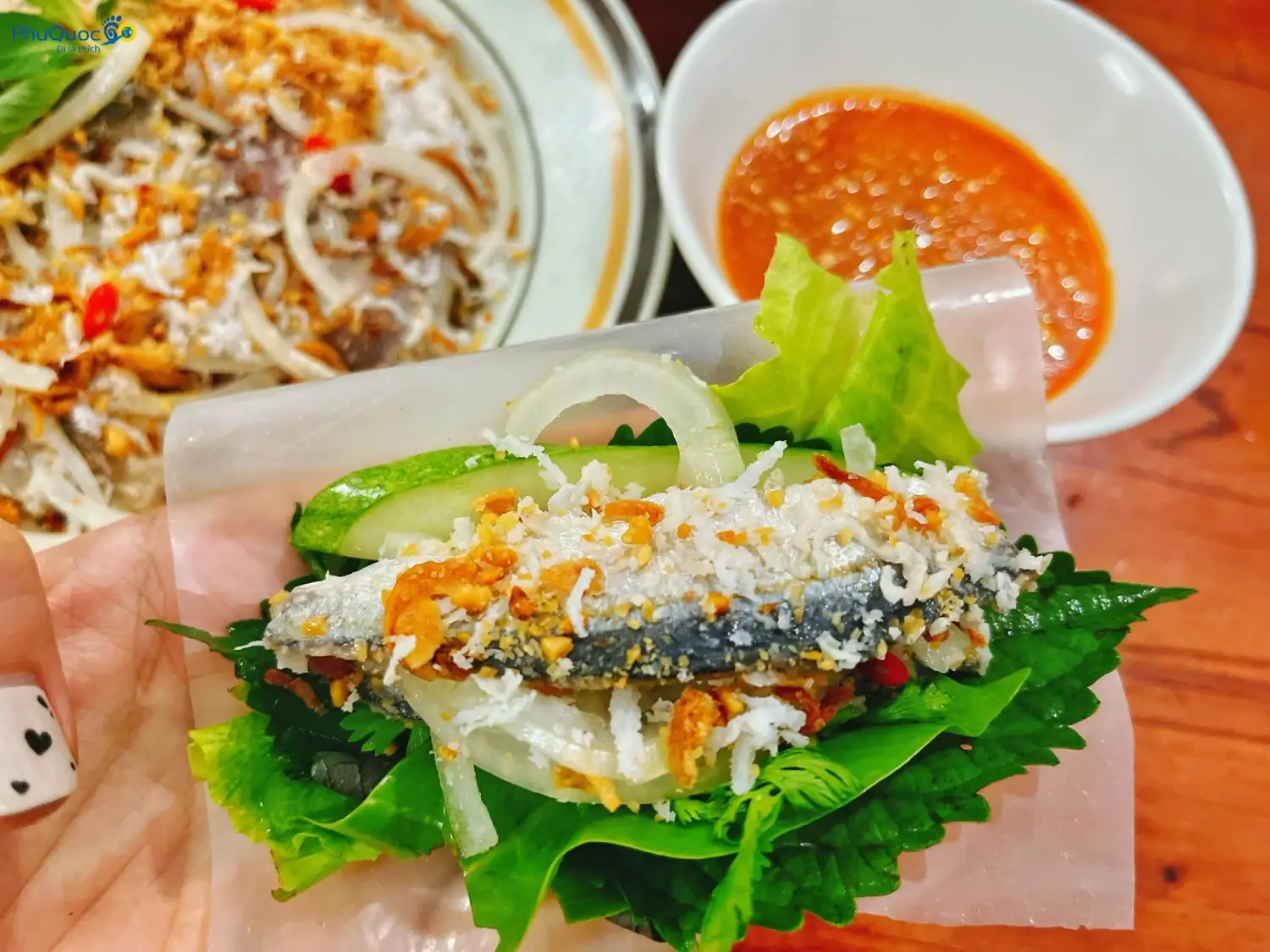 Món gỏi cá trích đặc sản Dương Đông Phú Quốc ăn kèm rau rừng