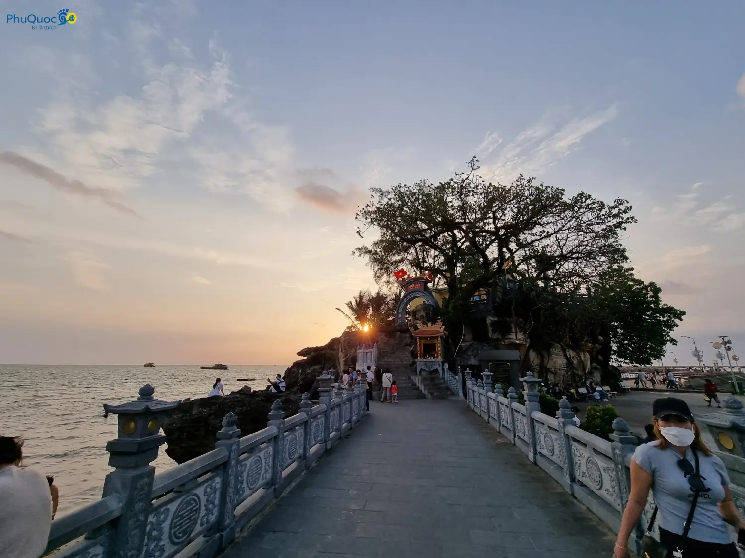 Hoàng hôn rực rỡ ở Dinh Cậu Dương Đông Phú Quốc