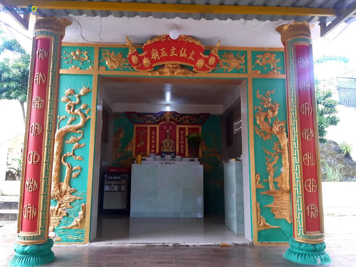 Gian thờ Chúa Ngọc Nương Nương Thiên Y A Na bên trong Dinh Giếng Tiên Dương Đông