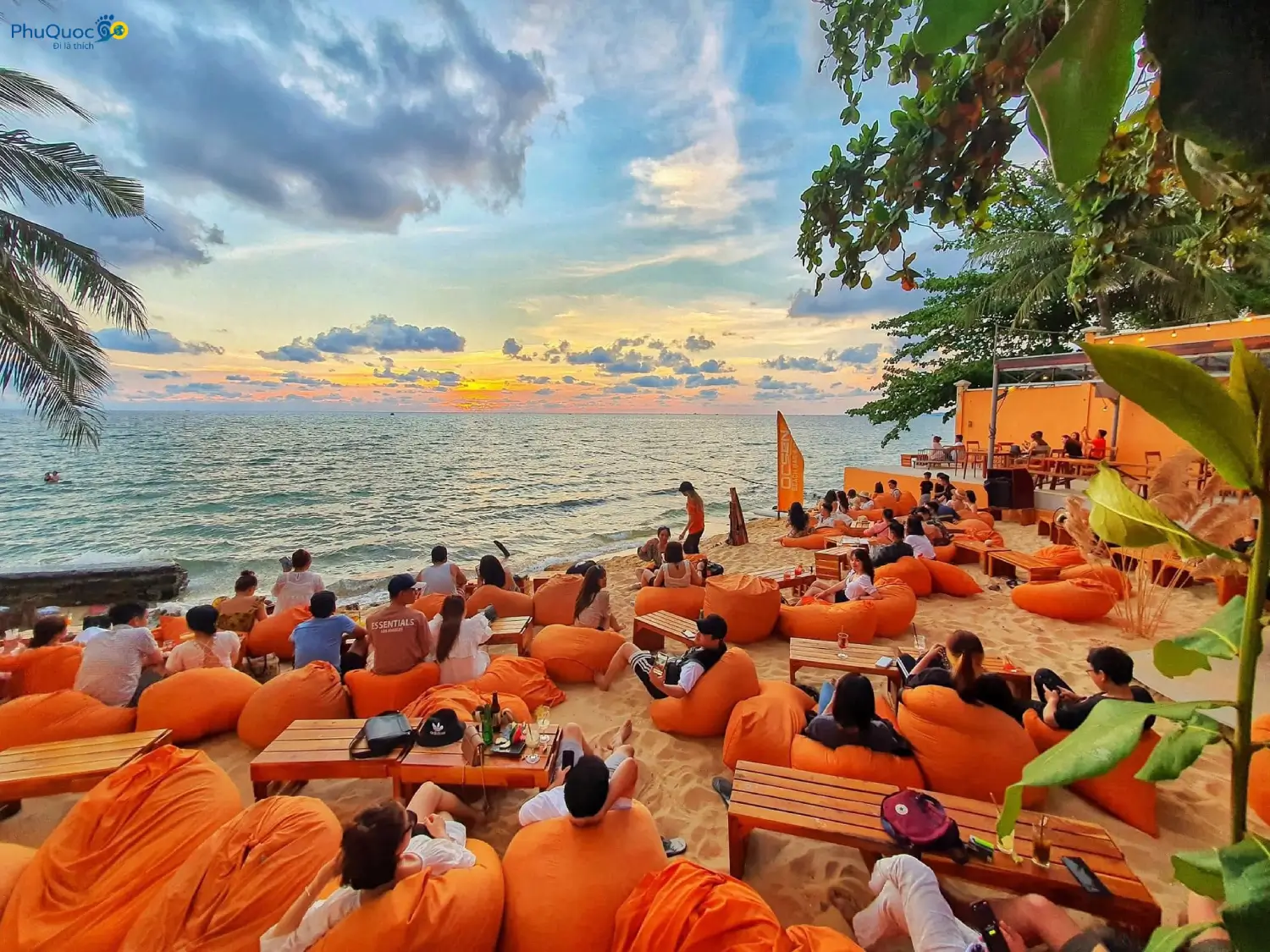 OCSEN Beach Bar Phú Quốc với không gian ghế lười màu cam sát biển