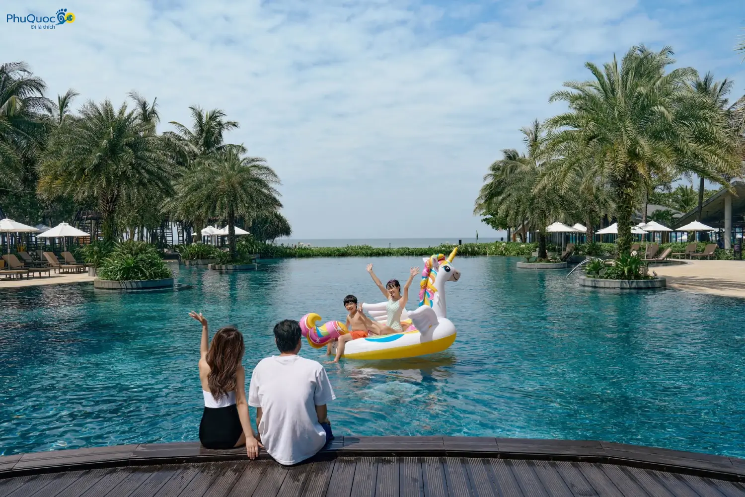 Hồ bơi vô cực hướng biển tại resort 5 sao Bãi Trường Phú Quốc