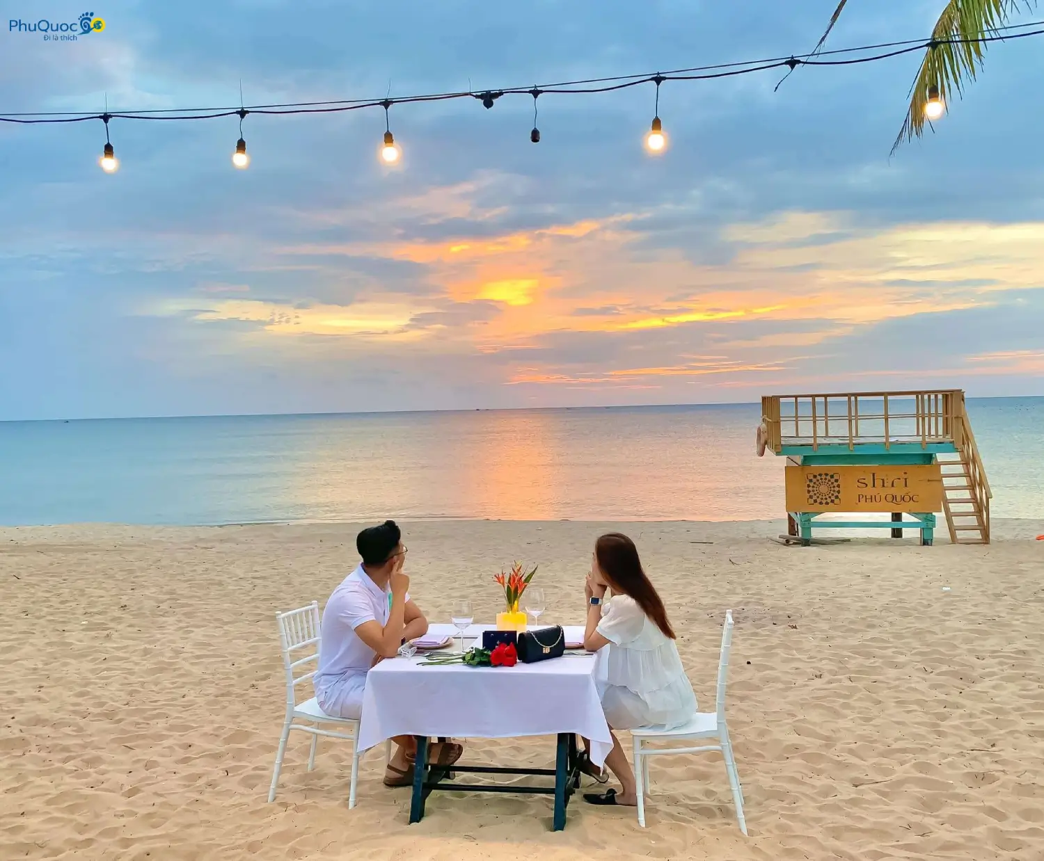 Không gian ăn tối lãng mạn bên bờ biển tại Shri Beach Club Phú Quốc