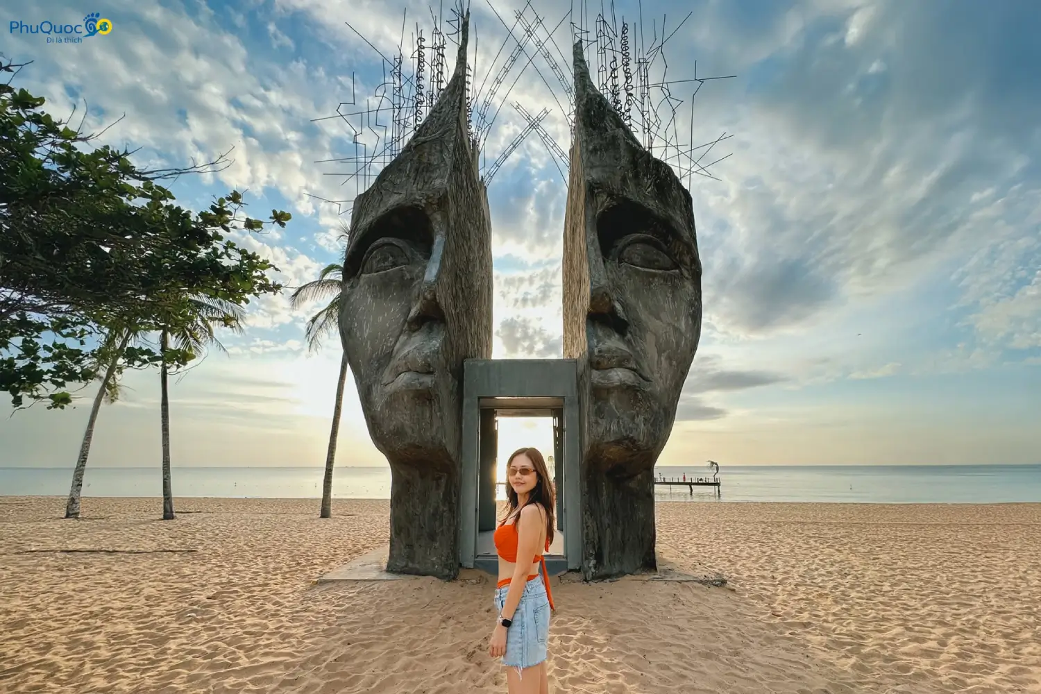 Sunset Sanato Beach Club Phú Quốc với tượng Cổng Trời ngắm hoàng hôn