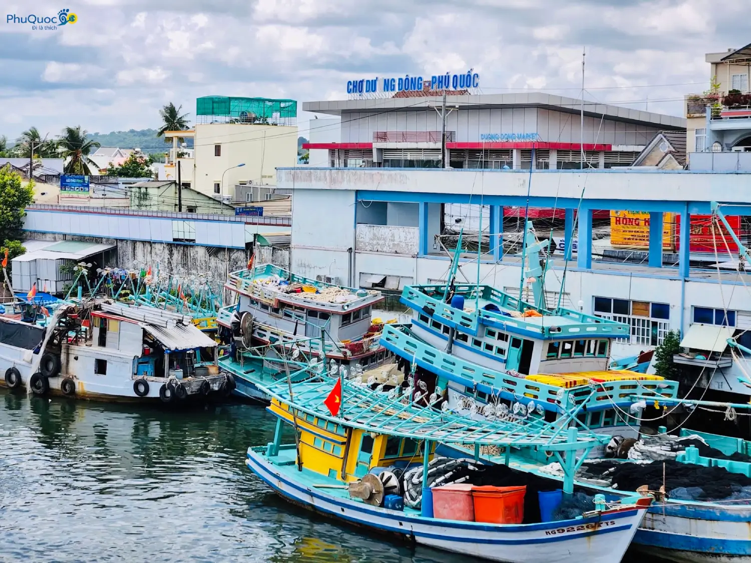 Toàn cảnh Chợ Dương Đông nhìn từ cầu Nguyễn Trung Trực, sông Dương Đông và tàu cá neo đậu lúc bình minh