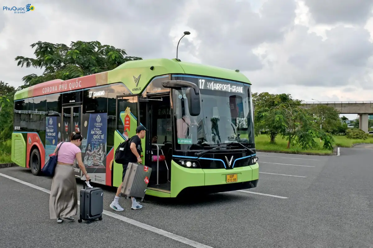 Trạm đón xe bus VinBus 17 tại ga đến Sân bay Quốc tế Phú Quốc đi Grand World