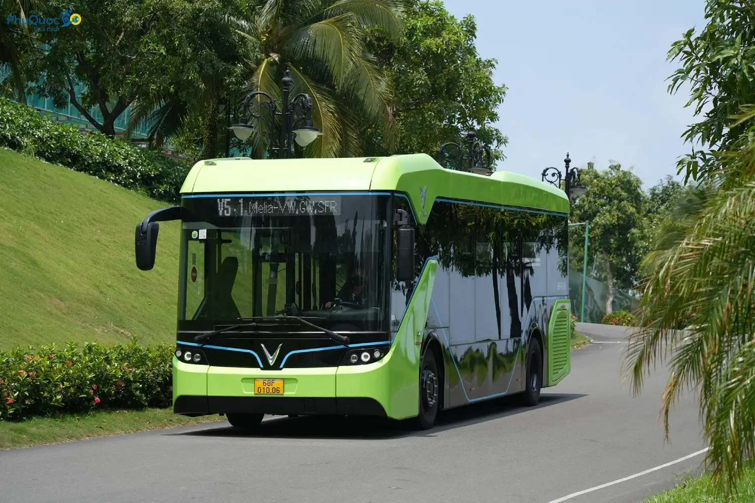 Xe điện VinBus Phú Quốc di chuyển trên đường phố Bắc Đảo mát rượi và êm ái