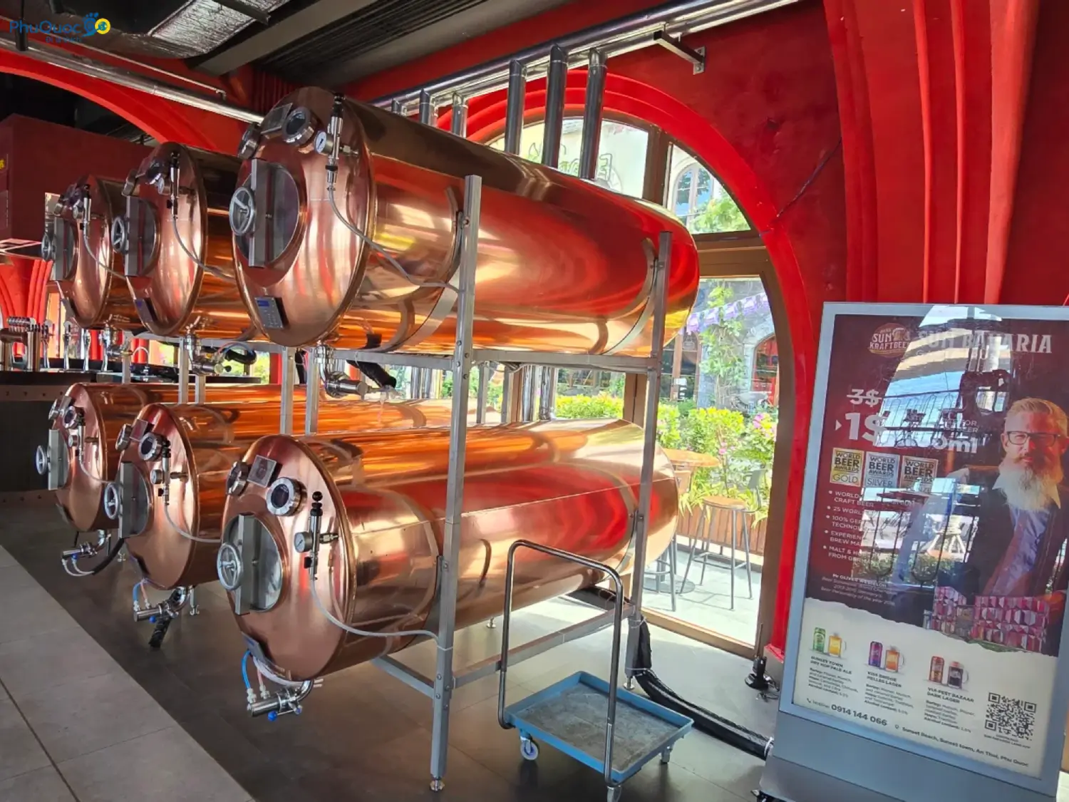 Hệ thống 14 bồn lên men bia thủ công Sun KraftBeer tại Sun Bavaria GastroPub Phú Quốc, được giám sát bởi chuyên gia