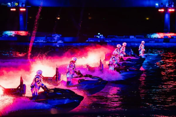 Đội hình môtô nước Jetski gắn đèn LED trong show Symphony of the Sea Phú Quốc