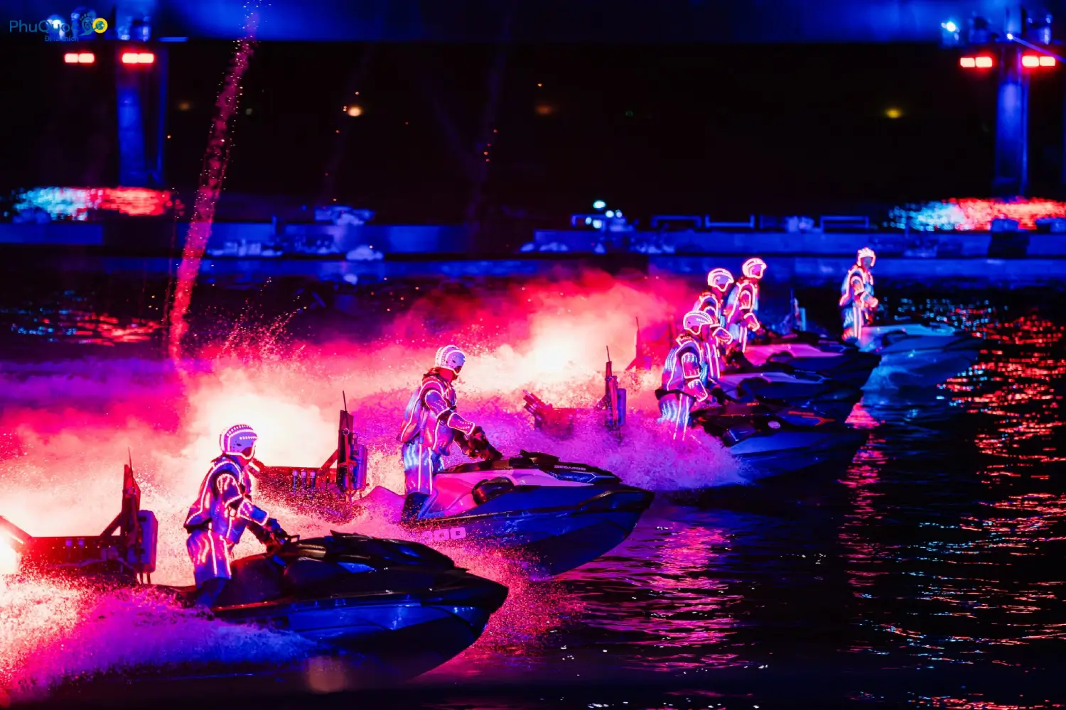 Đội hình môtô nước Jetski gắn đèn LED trong show Symphony of the Sea Phú Quốc