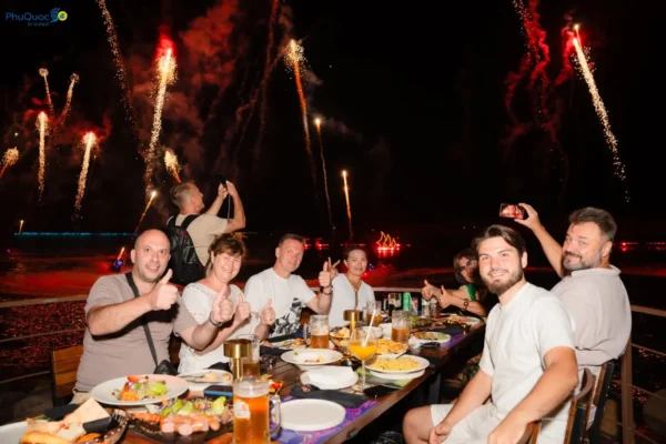 Du khách thưởng thức tiệc tối buffet và bia tươi ngắm pháo hoa tại Sun Bavaria GastroPub